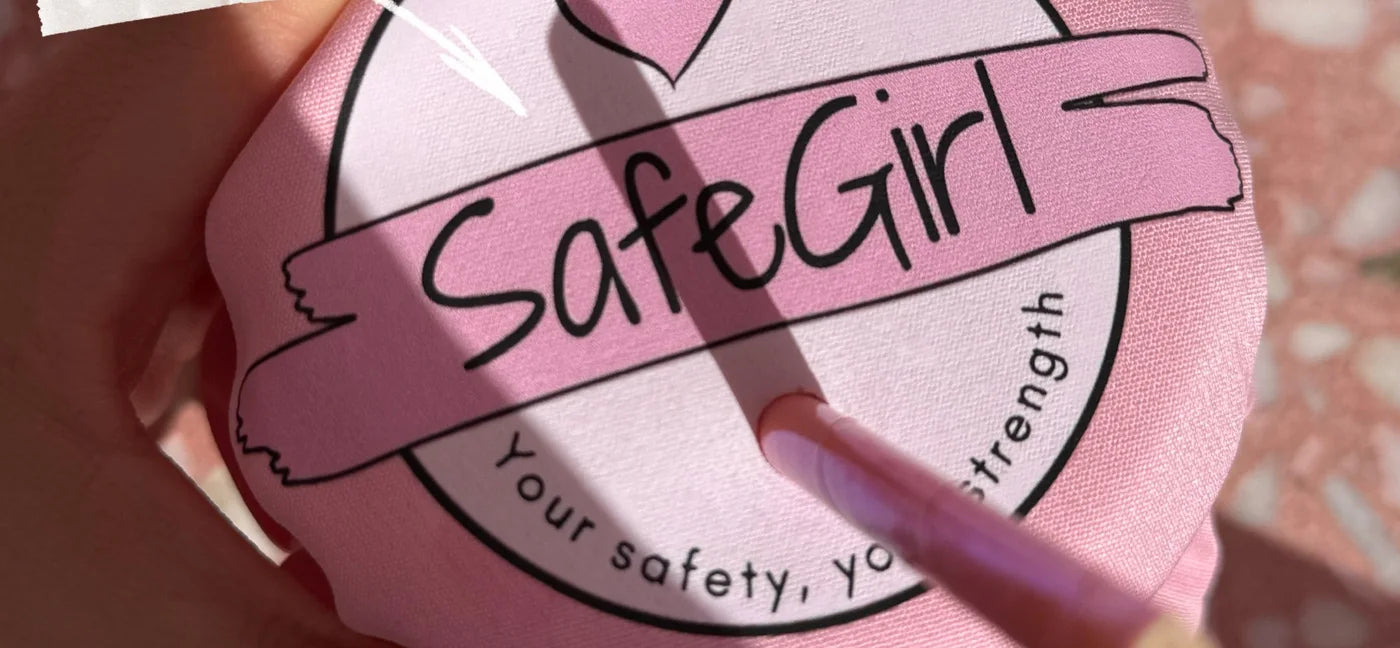 כיסוי הגנה למשקה של SafeGirl על כוס עם קש