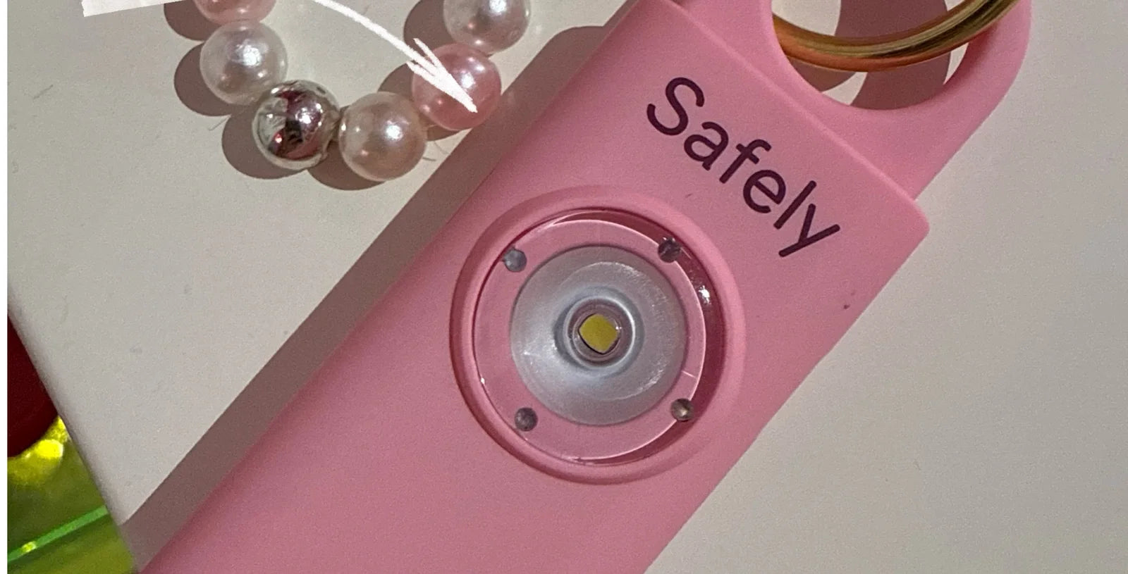 תקריב של הפנס הקדמי של Safely